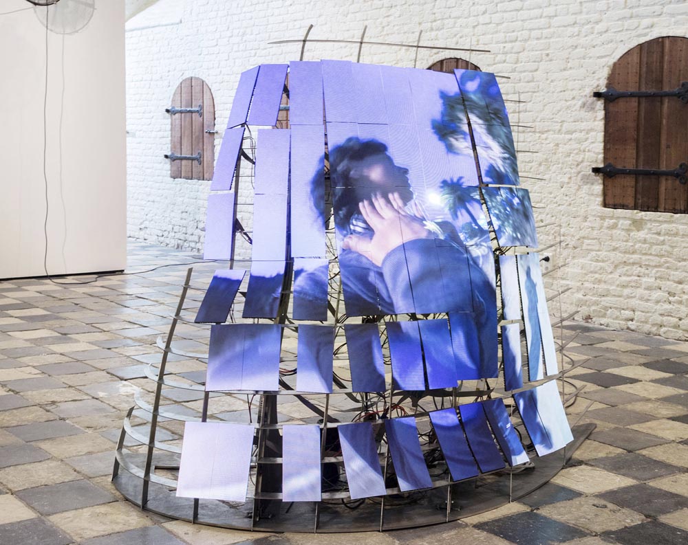 SOME OF IT FALLS FROM THE BELT AND LANDS ON THE WALKAY BESIDE THE CONVEYOR — Group show at Vleeshal, Middelburg